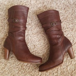 UGG Australia “Caroline” Brown Pebbled Leather Str